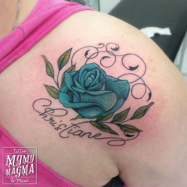 Tatouage d une rose bleu avec prénom