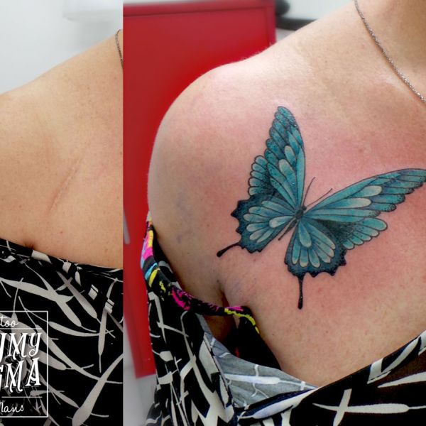 Tatouage de recouvrement de cicatrice avec un papillon bleu