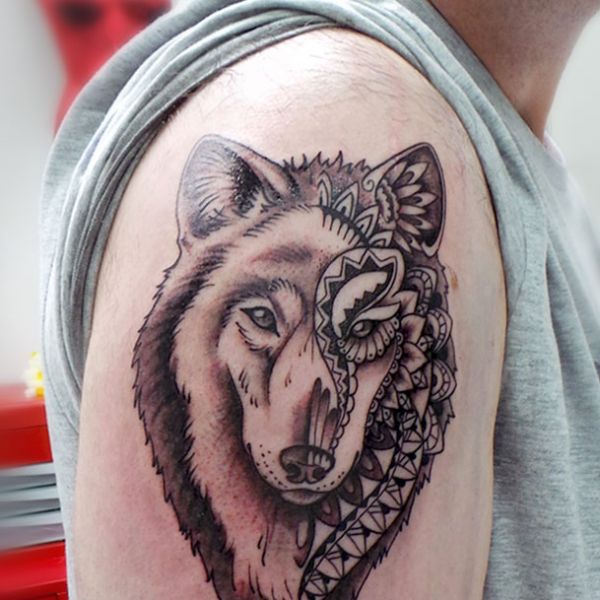 Tatouage de tête de loup avec motif géométrique