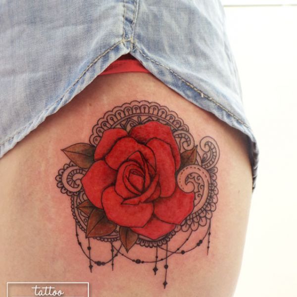 Tatouage d une rose rouge avec fond mehndi et perles